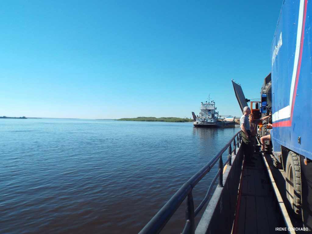 cruzando el Lena en barco, Yakutia