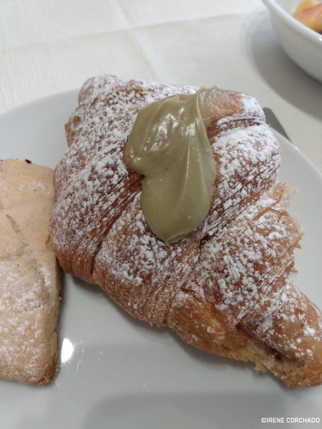 4. Cruasán con crema de pistacho